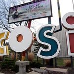 A sign with the word cosi in front of it.