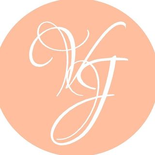 A peach circle with the letter vg on it.